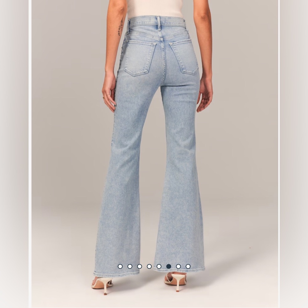Abercrombie & Fitch - The Flare Ultra High Rise Jeans, light wash